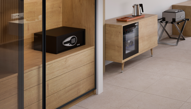 Caja fuerte integrada en un mueble de habitación de hotel